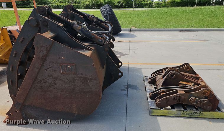 image for item EB8026 Caterpillar wheel loader grapple bucket