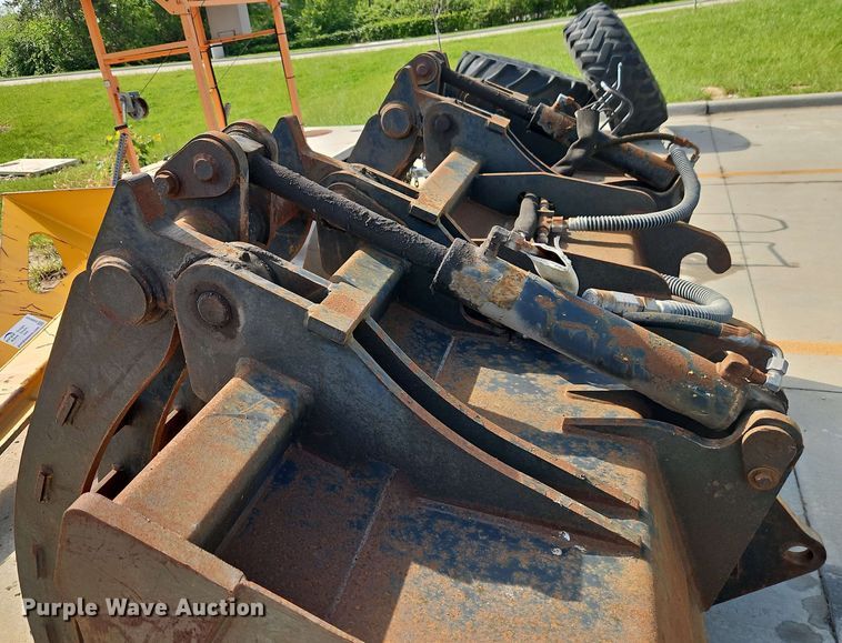 image for item EB8026 Caterpillar wheel loader grapple bucket