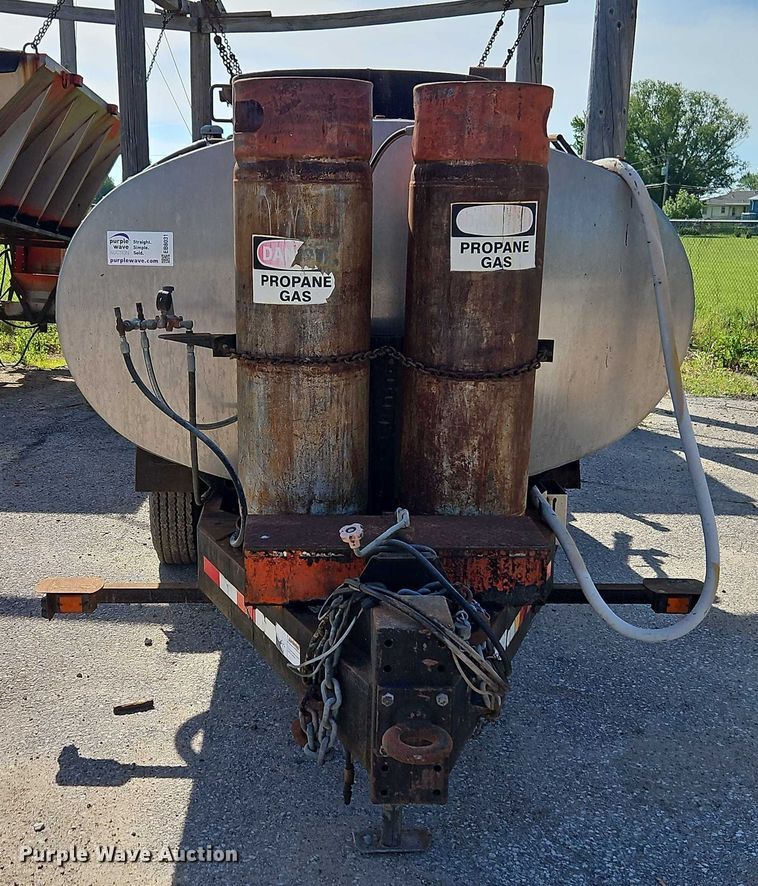 image for item EB8031 1998 Etnyre M4368 oil distributor trailer