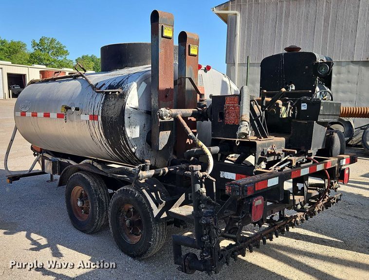 image for item EB8031 1998 Etnyre M4368 oil distributor trailer