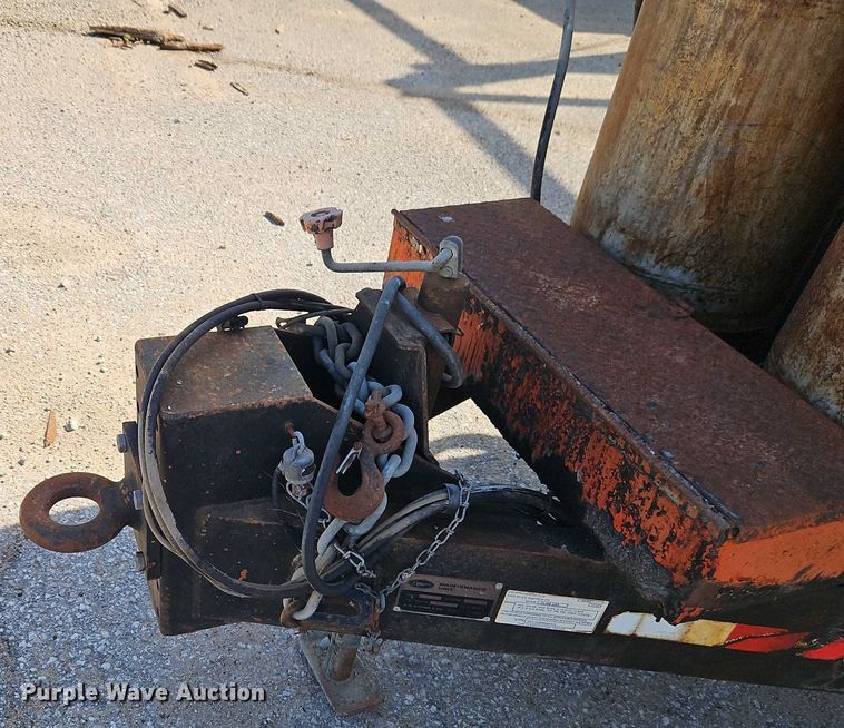 image for item EB8031 1998 Etnyre M4368 oil distributor trailer