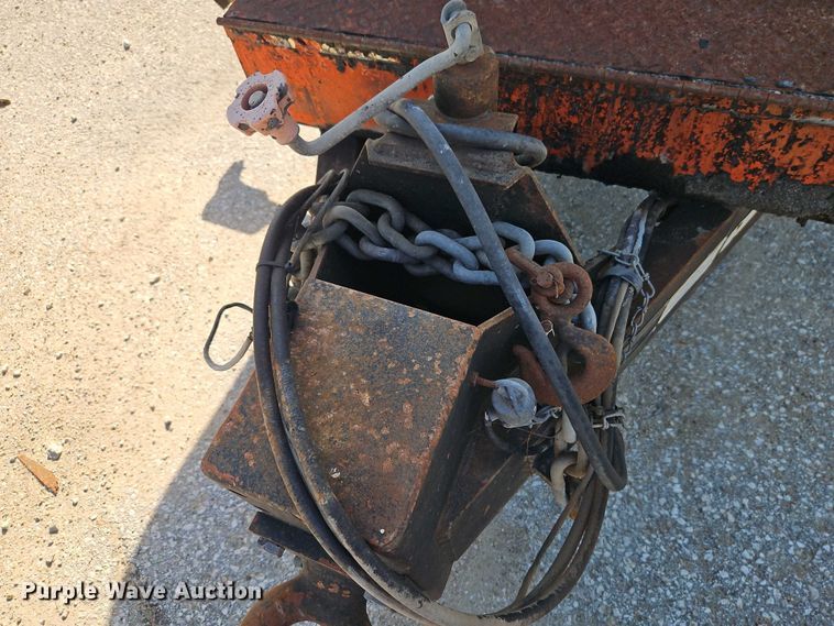 image for item EB8031 1998 Etnyre M4368 oil distributor trailer