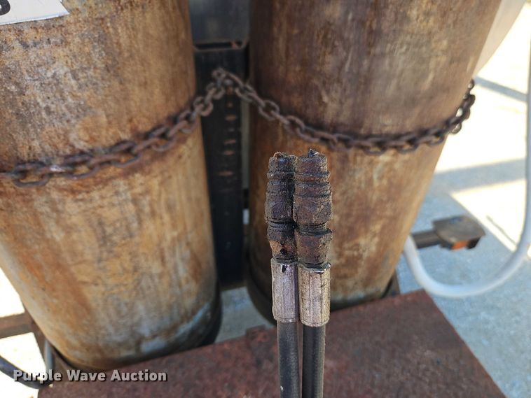 image for item EB8031 1998 Etnyre M4368 oil distributor trailer