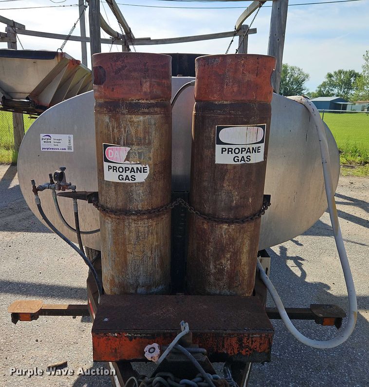 image for item EB8031 1998 Etnyre M4368 oil distributor trailer