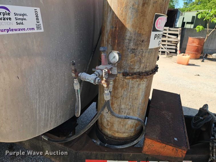 image for item EB8031 1998 Etnyre M4368 oil distributor trailer