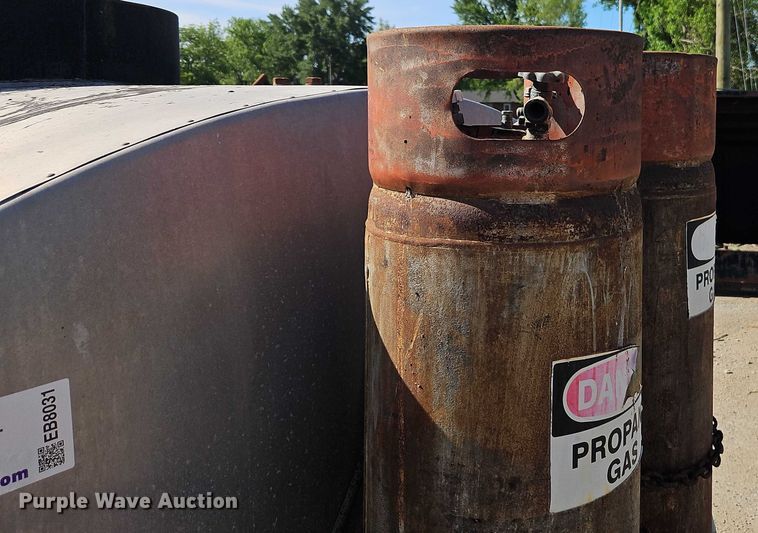 image for item EB8031 1998 Etnyre M4368 oil distributor trailer