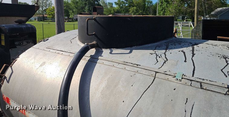 image for item EB8031 1998 Etnyre M4368 oil distributor trailer