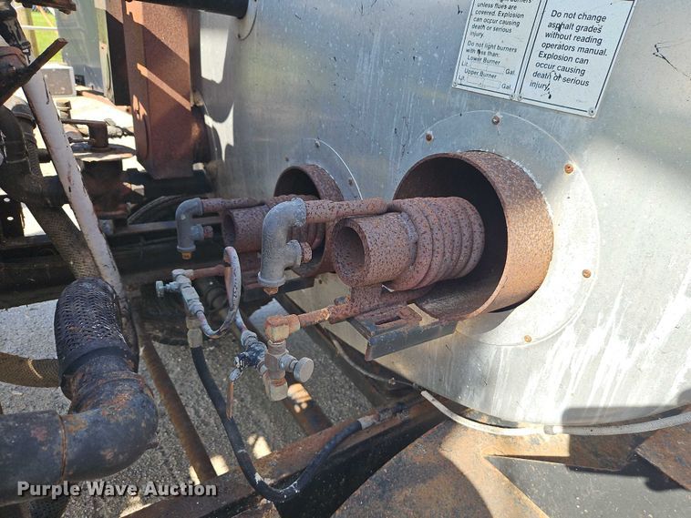 image for item EB8031 1998 Etnyre M4368 oil distributor trailer