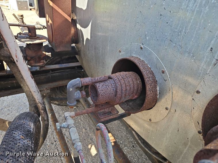 image for item EB8031 1998 Etnyre M4368 oil distributor trailer