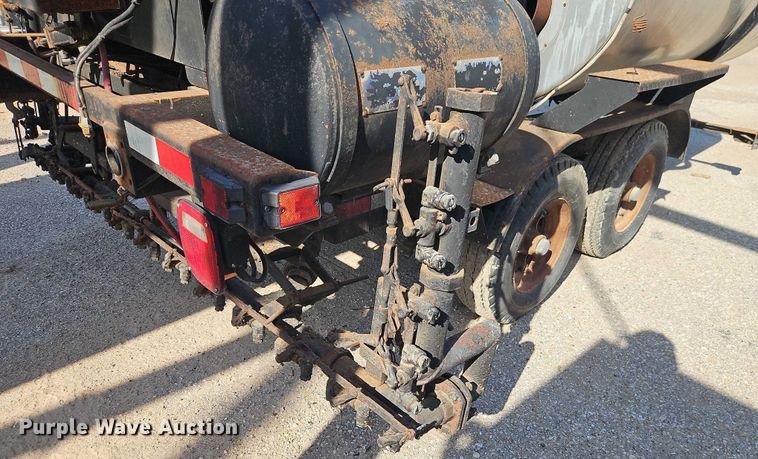 image for item EB8031 1998 Etnyre M4368 oil distributor trailer