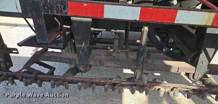 image for item EB8031 1998 Etnyre M4368 oil distributor trailer