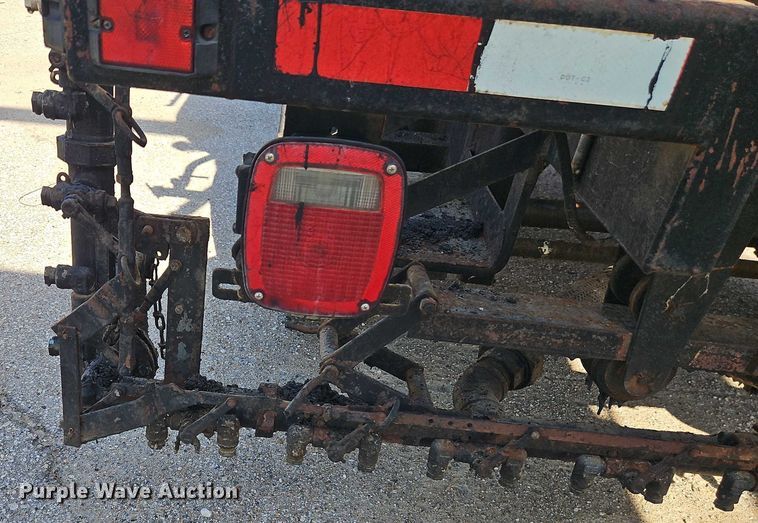 image for item EB8031 1998 Etnyre M4368 oil distributor trailer