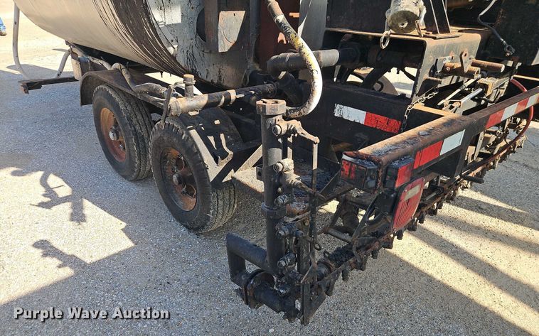 image for item EB8031 1998 Etnyre M4368 oil distributor trailer