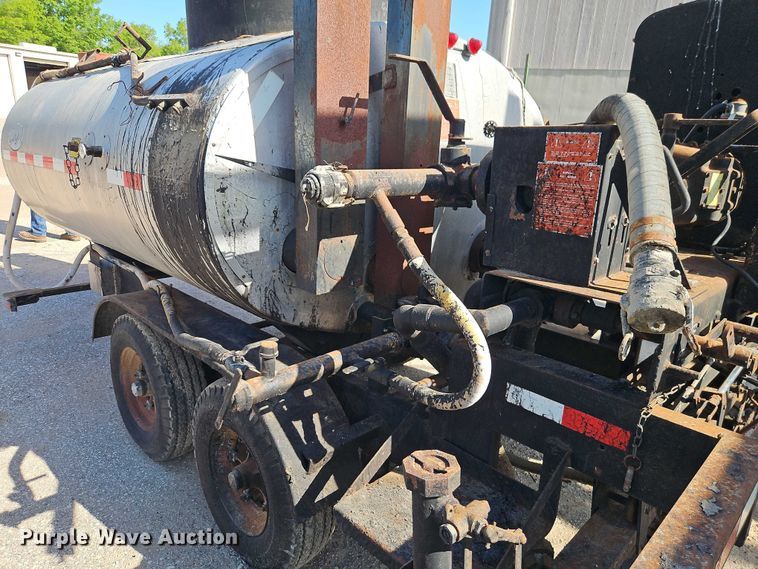 image for item EB8031 1998 Etnyre M4368 oil distributor trailer