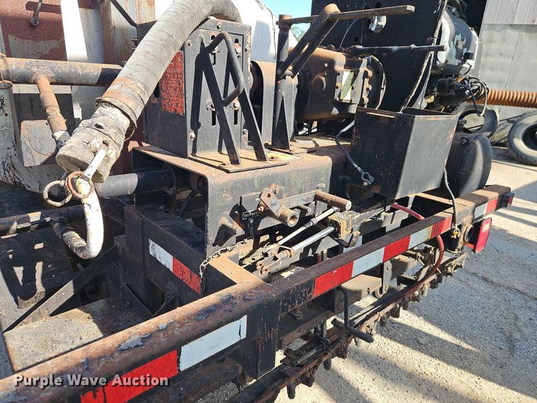 image for item EB8031 1998 Etnyre M4368 oil distributor trailer