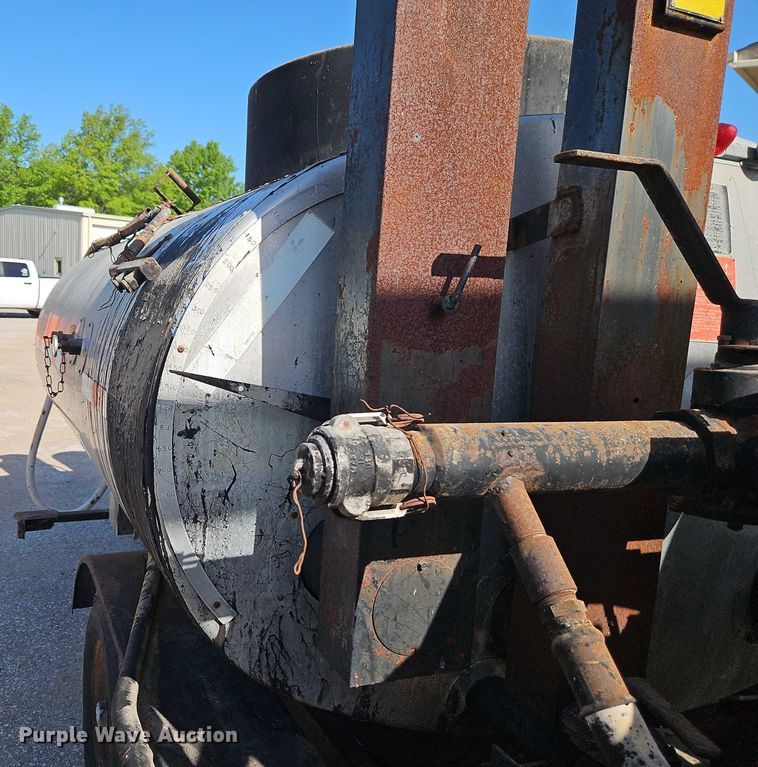 image for item EB8031 1998 Etnyre M4368 oil distributor trailer