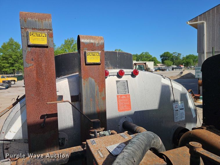 image for item EB8031 1998 Etnyre M4368 oil distributor trailer