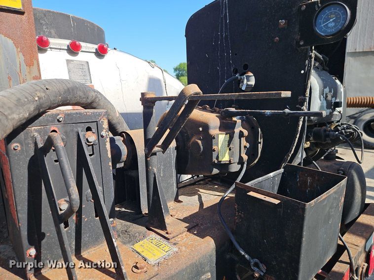 image for item EB8031 1998 Etnyre M4368 oil distributor trailer