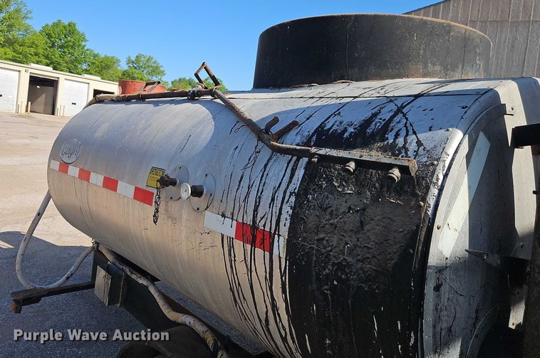 image for item EB8031 1998 Etnyre M4368 oil distributor trailer