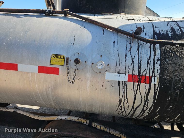 image for item EB8031 1998 Etnyre M4368 oil distributor trailer