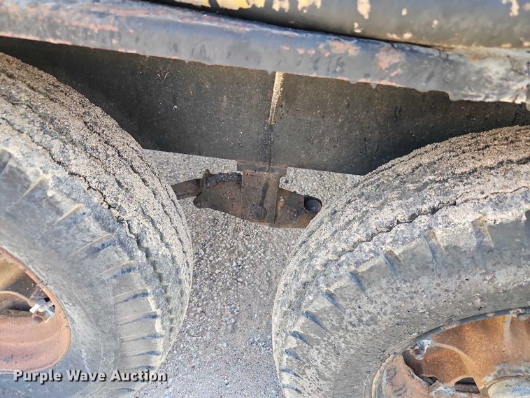 image for item EB8031 1998 Etnyre M4368 oil distributor trailer