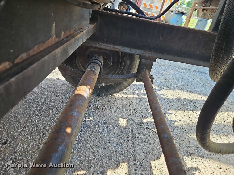 image for item EB8031 1998 Etnyre M4368 oil distributor trailer