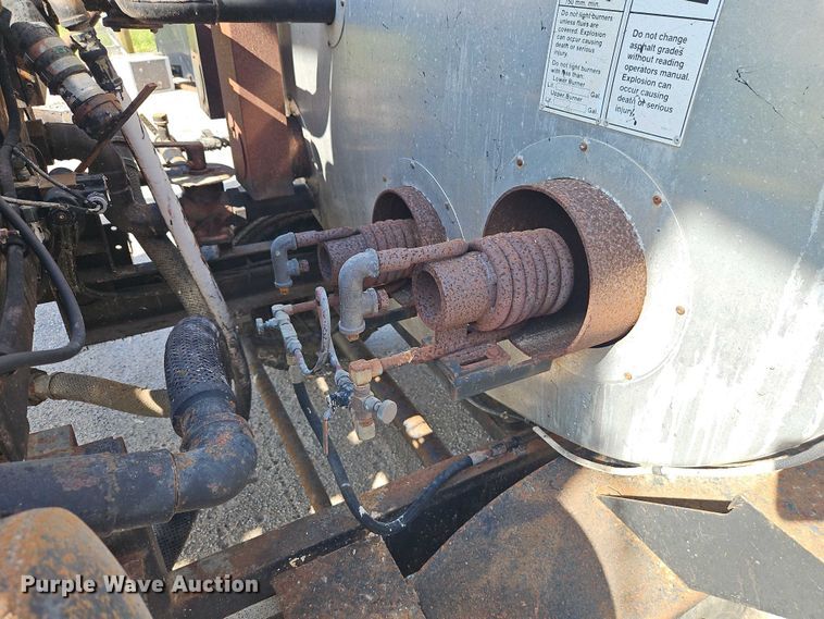 image for item EB8031 1998 Etnyre M4368 oil distributor trailer