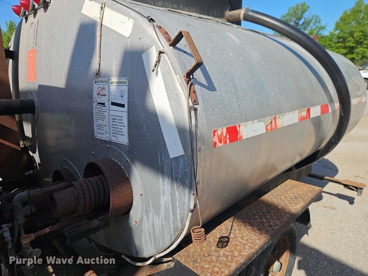 image for item EB8031 1998 Etnyre M4368 oil distributor trailer