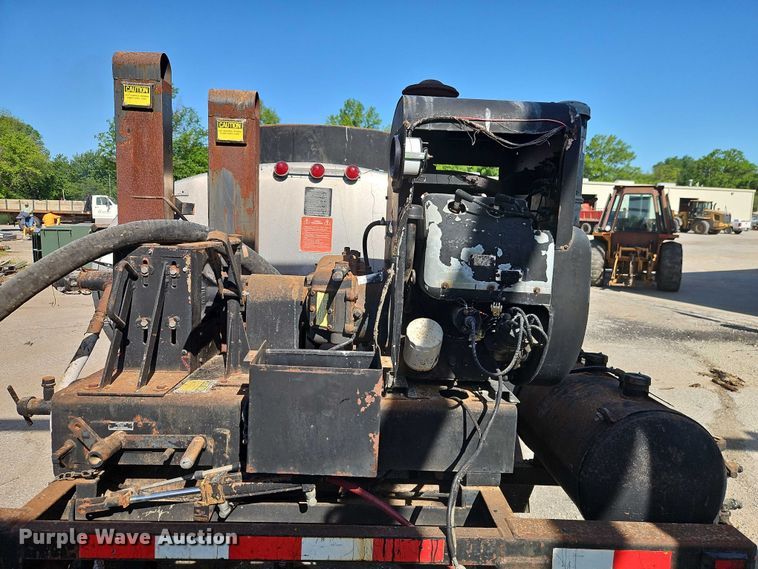 image for item EB8031 1998 Etnyre M4368 oil distributor trailer