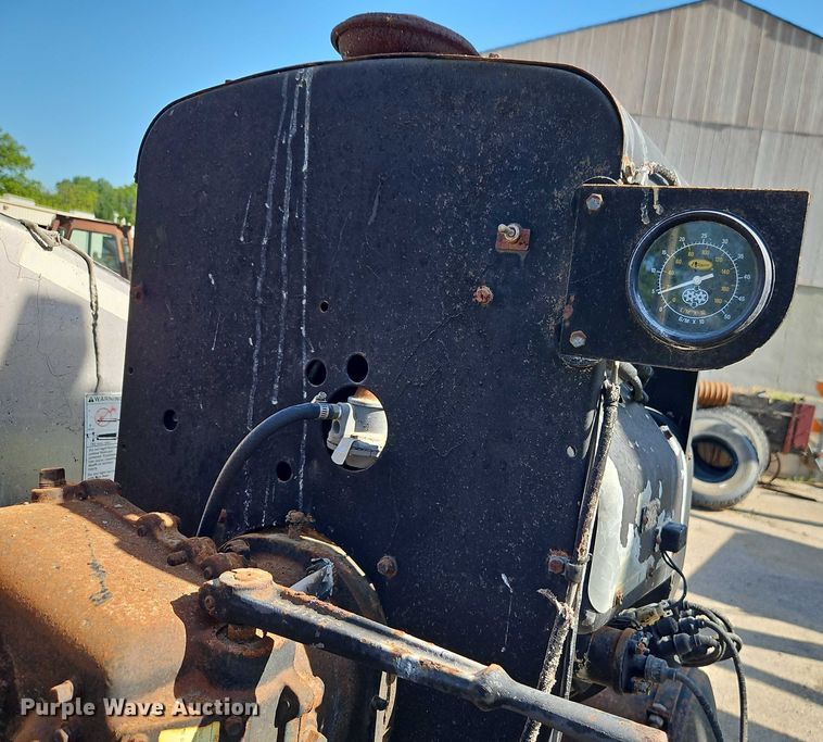 image for item EB8031 1998 Etnyre M4368 oil distributor trailer