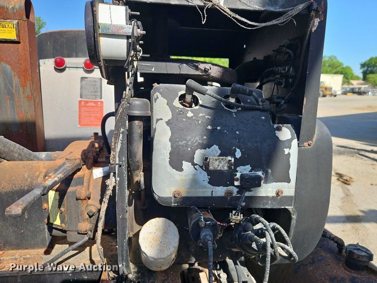 image for item EB8031 1998 Etnyre M4368 oil distributor trailer