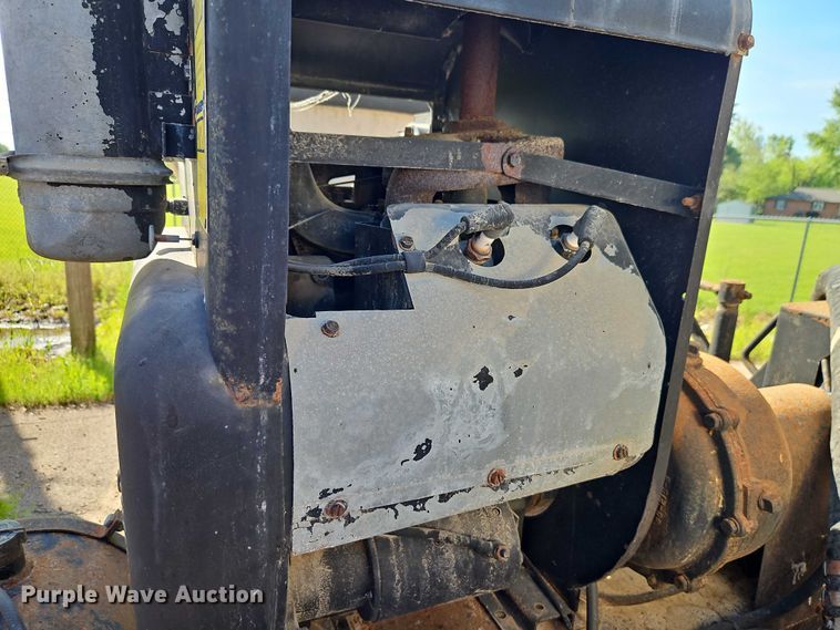 image for item EB8031 1998 Etnyre M4368 oil distributor trailer