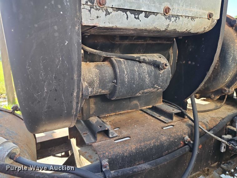 image for item EB8031 1998 Etnyre M4368 oil distributor trailer