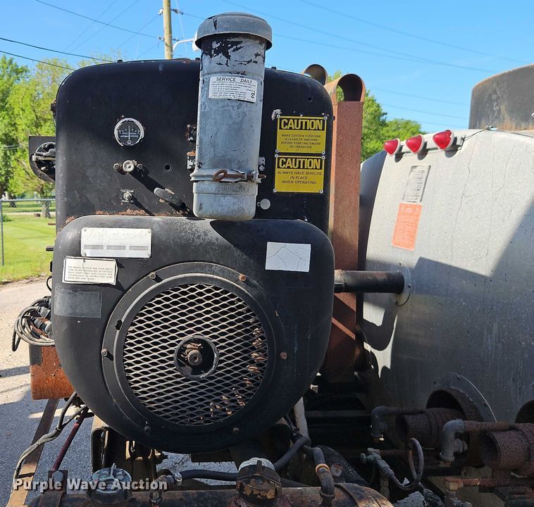 image for item EB8031 1998 Etnyre M4368 oil distributor trailer