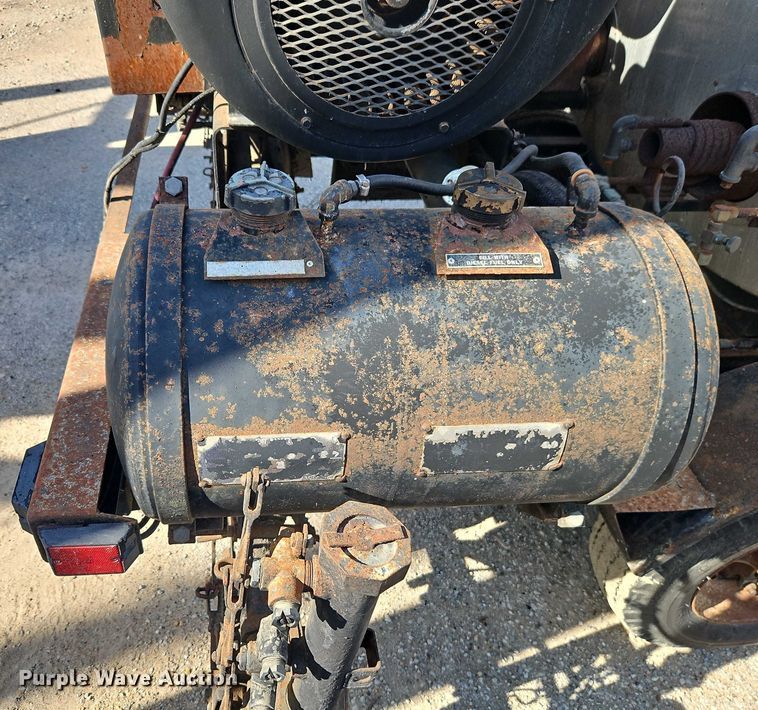 image for item EB8031 1998 Etnyre M4368 oil distributor trailer