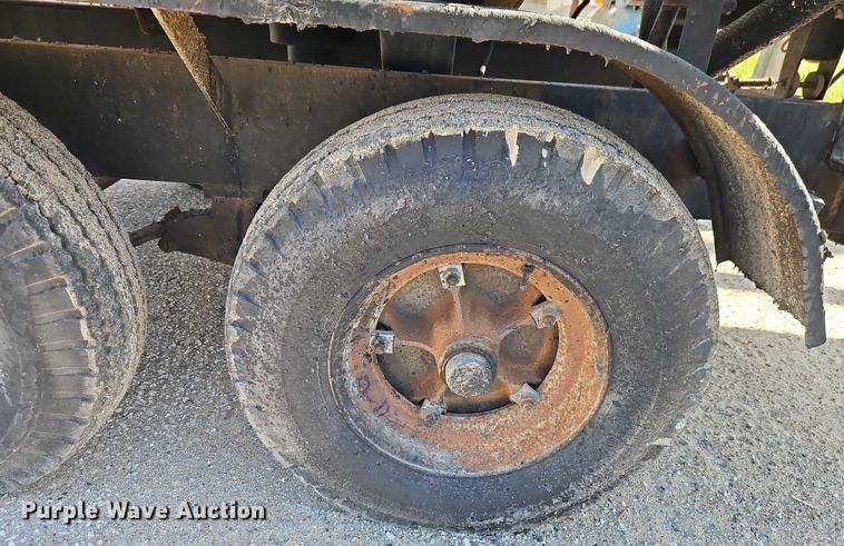 image for item EB8031 1998 Etnyre M4368 oil distributor trailer