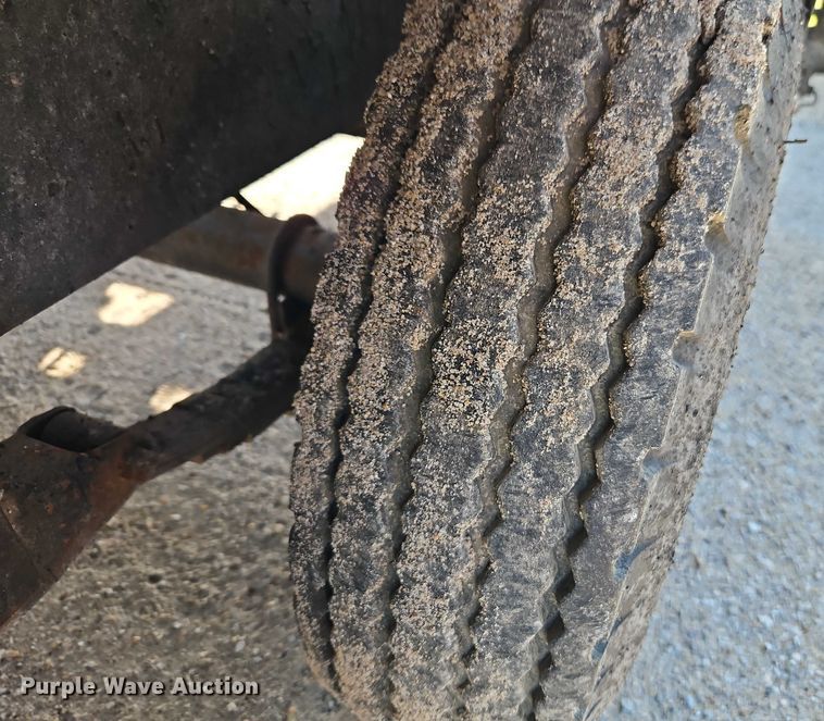 image for item EB8031 1998 Etnyre M4368 oil distributor trailer