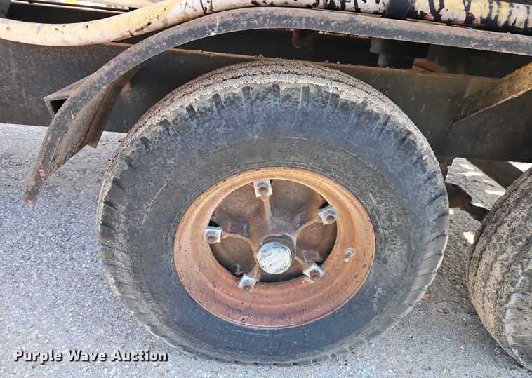 image for item EB8031 1998 Etnyre M4368 oil distributor trailer