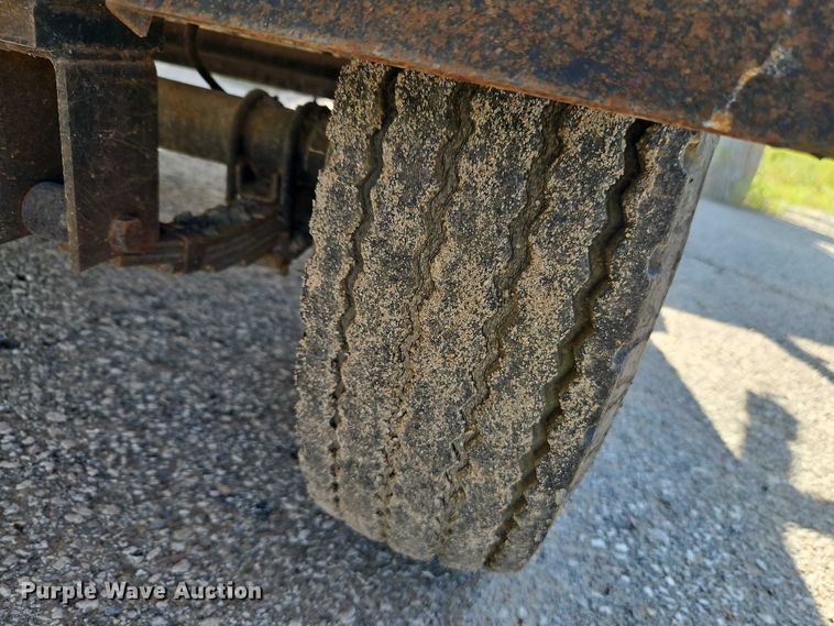 image for item EB8031 1998 Etnyre M4368 oil distributor trailer