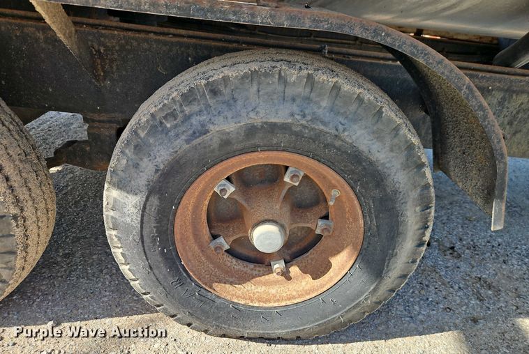 image for item EB8031 1998 Etnyre M4368 oil distributor trailer