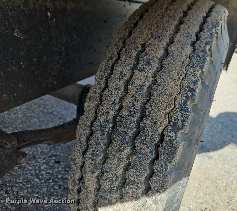 image for item EB8031 1998 Etnyre M4368 oil distributor trailer