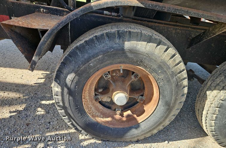 image for item EB8031 1998 Etnyre M4368 oil distributor trailer