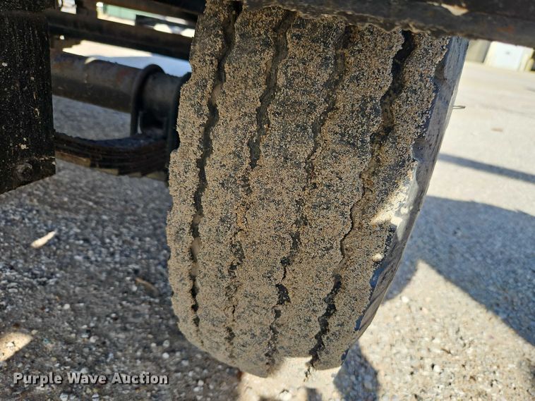 image for item EB8031 1998 Etnyre M4368 oil distributor trailer