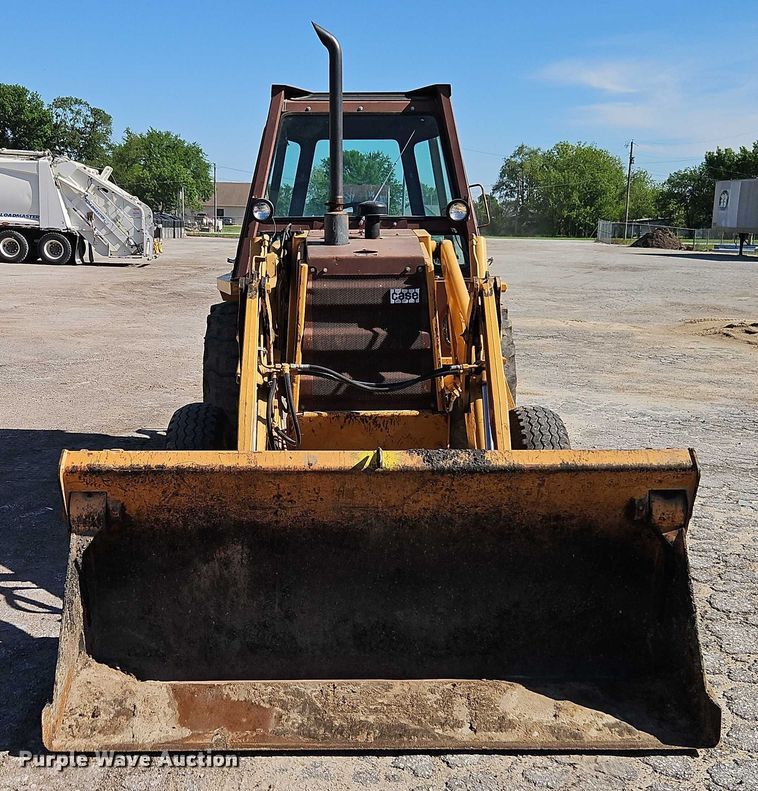 image for item EB8032 1993 Case 480F LL landscape tractor