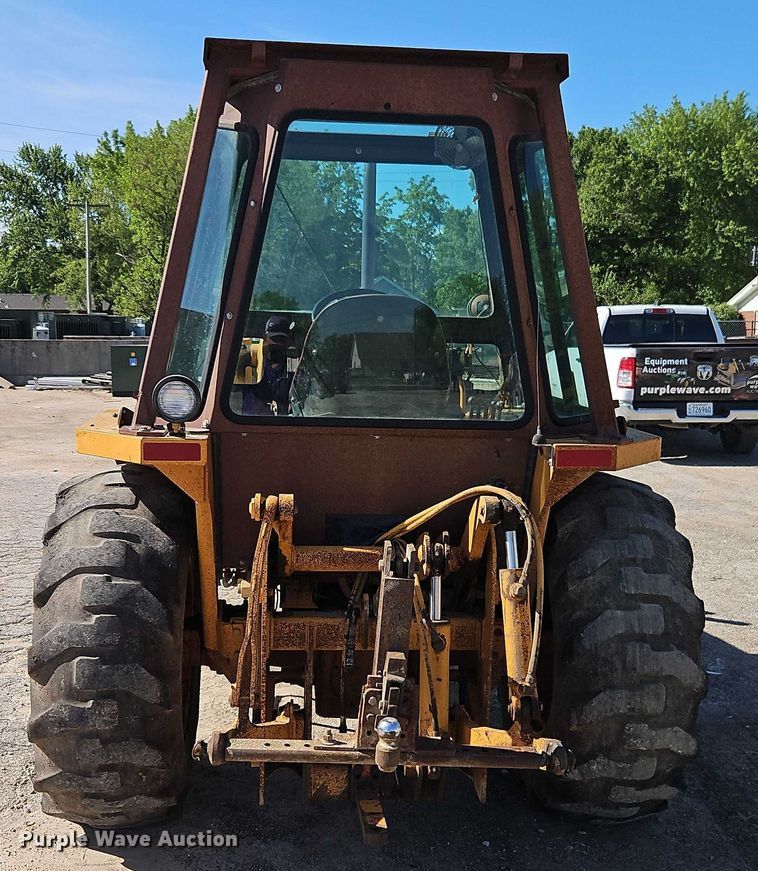 image for item EB8032 1993 Case 480F LL landscape tractor