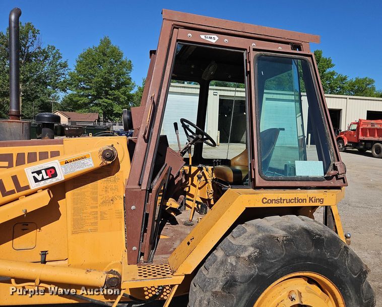 image for item EB8032 1993 Case 480F LL landscape tractor