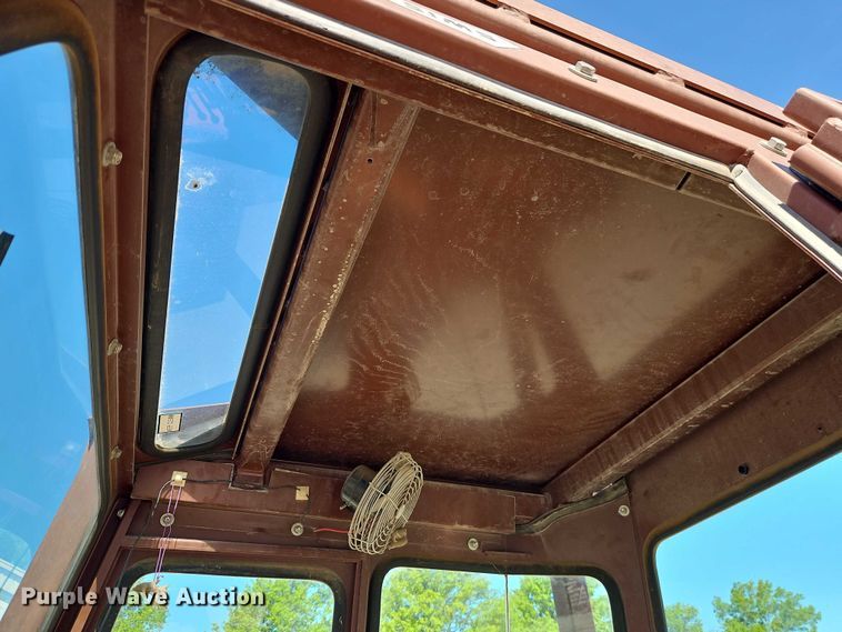 image for item EB8032 1993 Case 480F LL landscape tractor