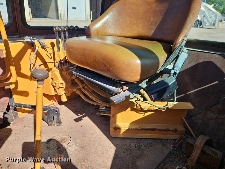 image for item EB8032 1993 Case 480F LL landscape tractor