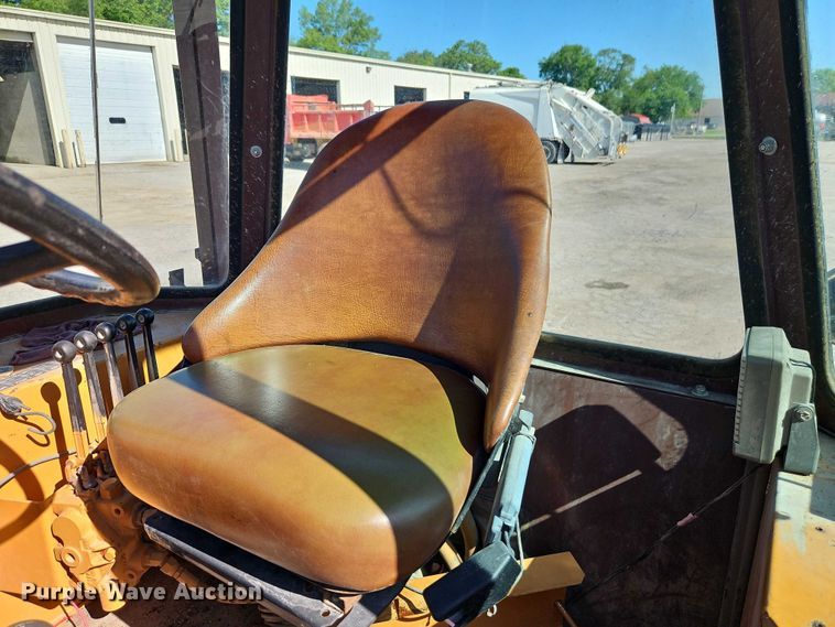 image for item EB8032 1993 Case 480F LL landscape tractor