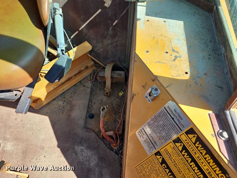 image for item EB8032 1993 Case 480F LL landscape tractor